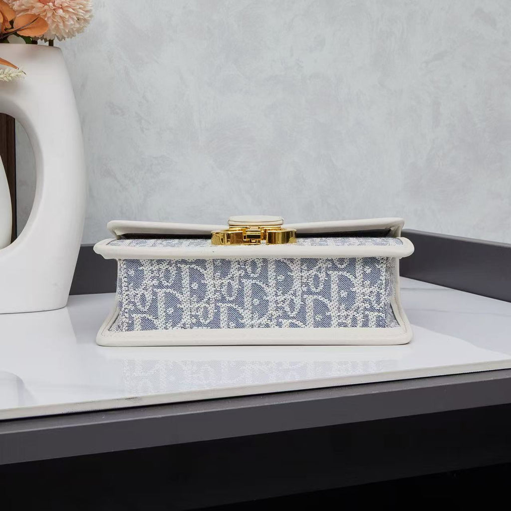 30 Montaigne East-West chain bag