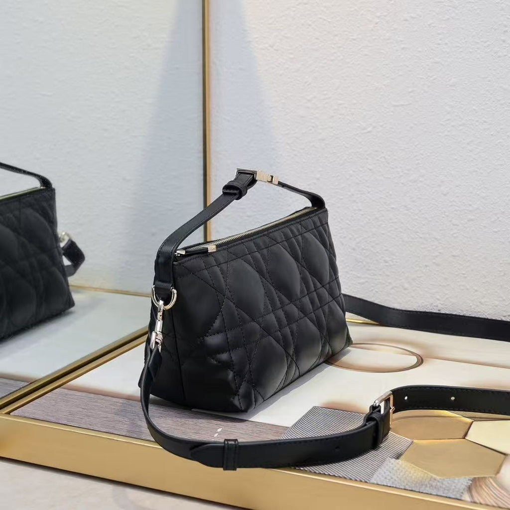 TRAVEL NOMAD Clutch