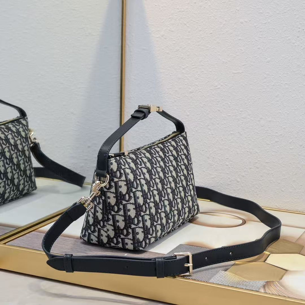TRAVEL NOMAD Clutch