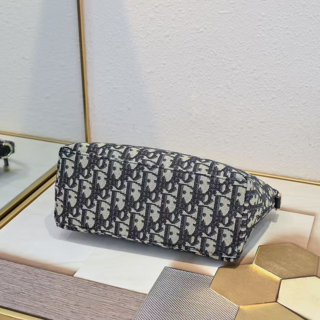TRAVEL NOMAD Clutch