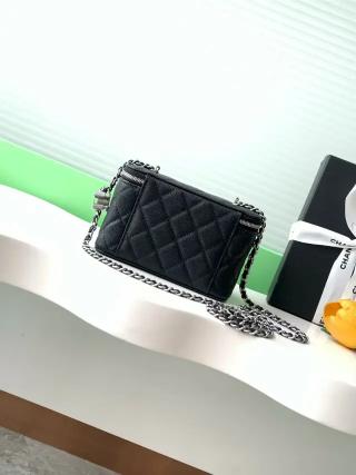 Vanity Case with Chain