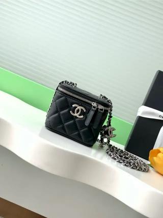 Small Vanity Case with Chain