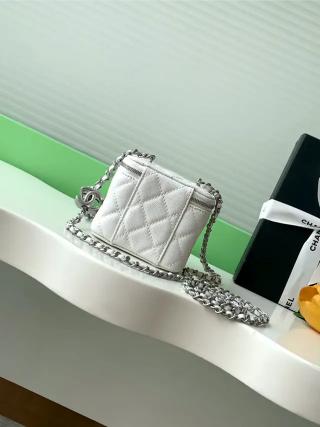 Small Vanity Case with Chain