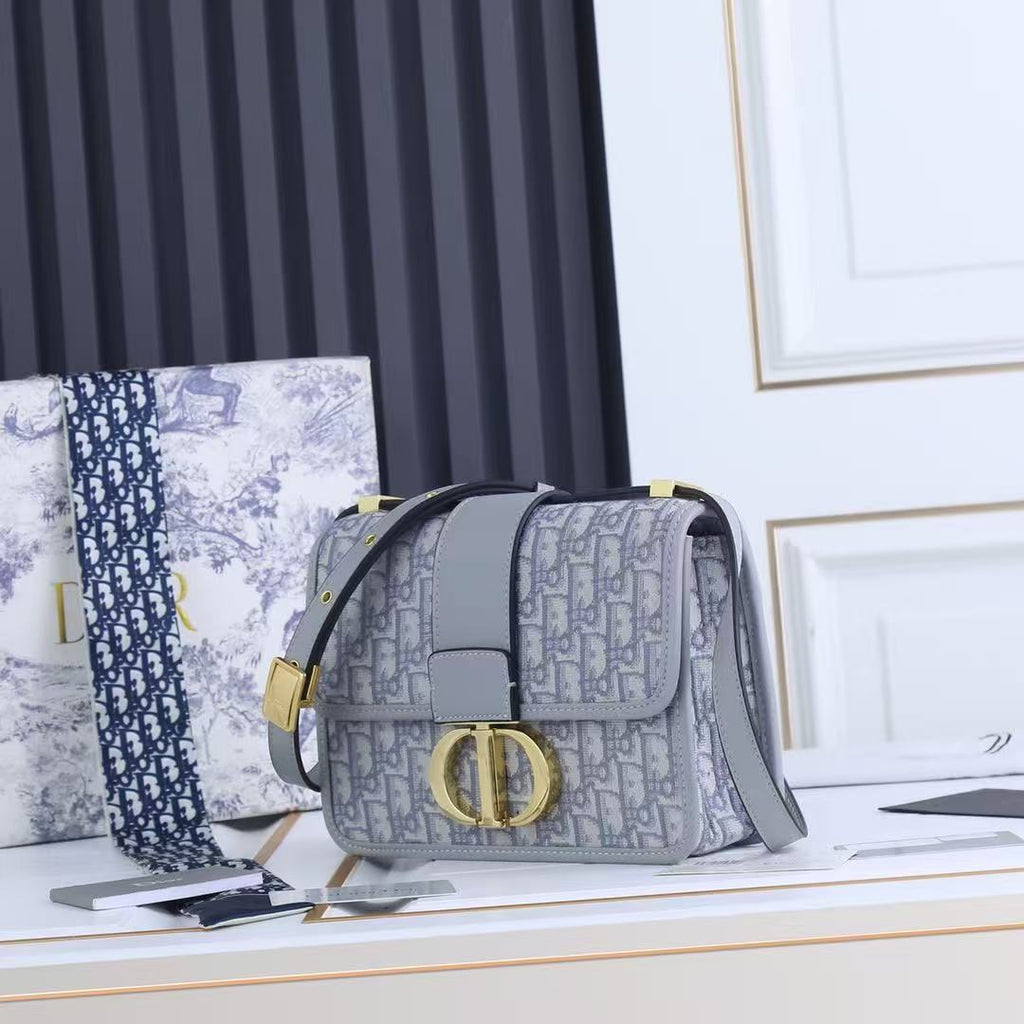 30 Montaigne Flap Bag
