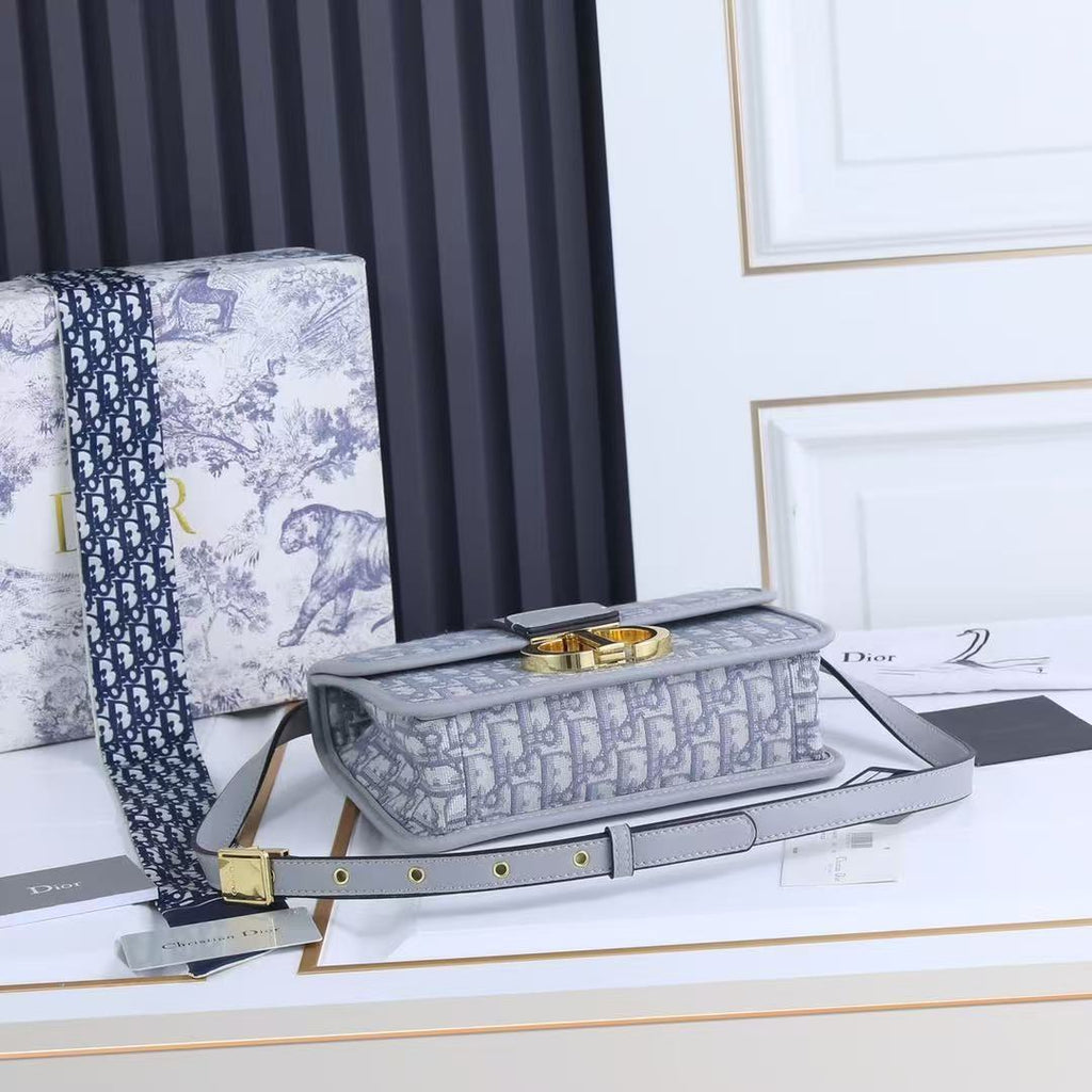 30 Montaigne Flap Bag