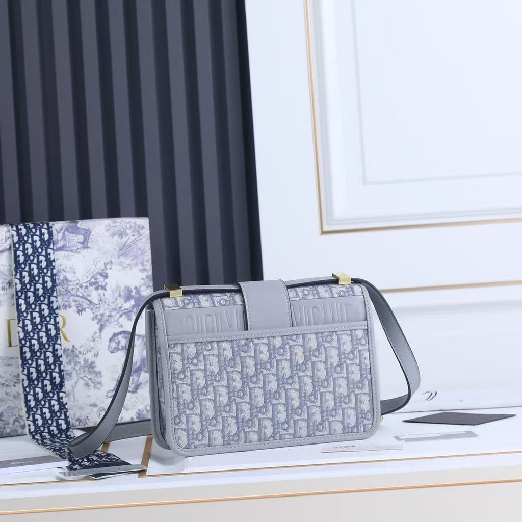 30 Montaigne Flap Bag