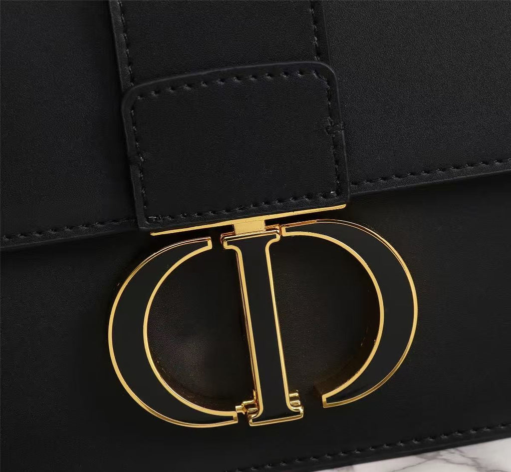 30 Montaigne Flap Bag