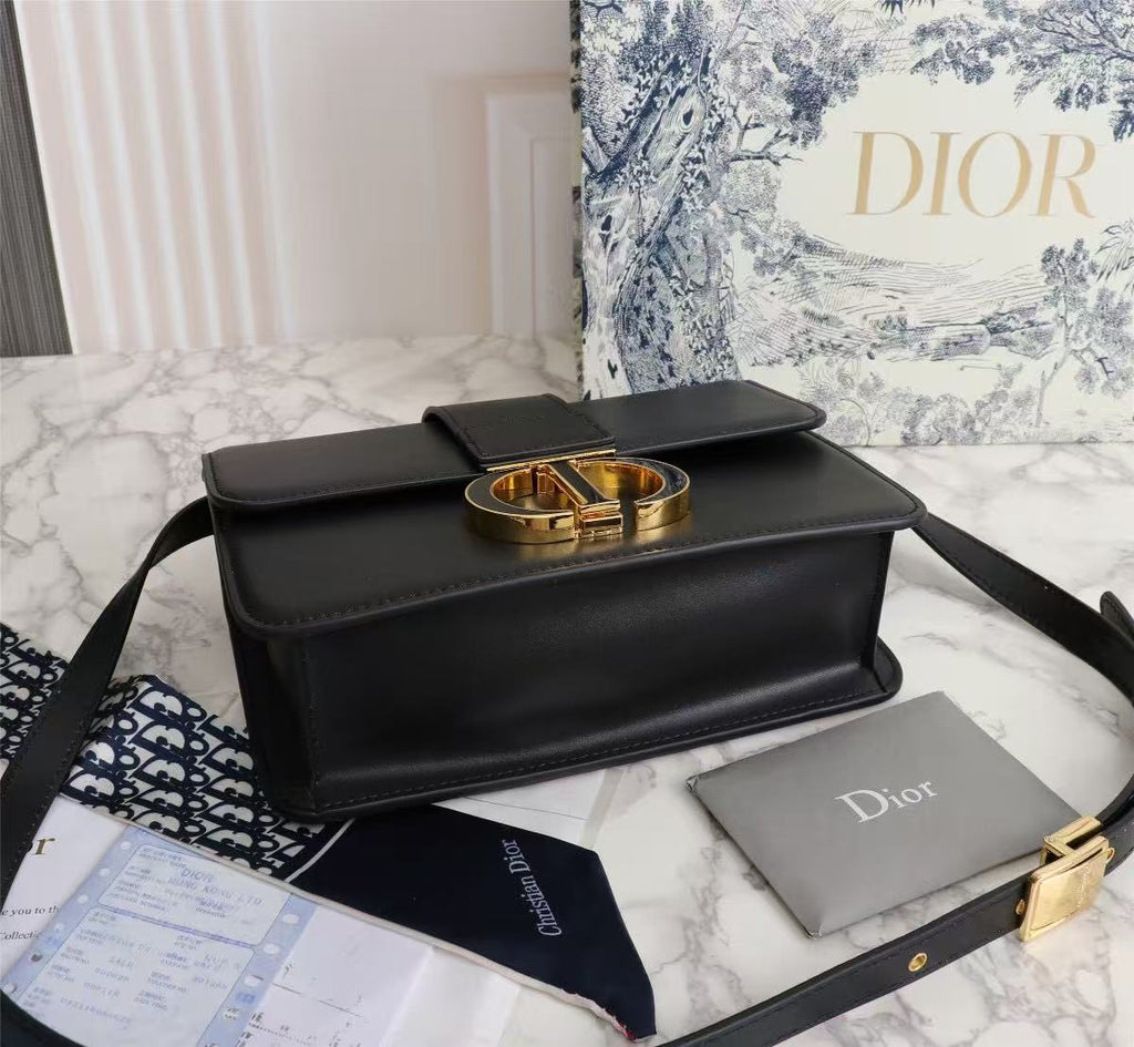 30 Montaigne Flap Bag