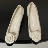 Women's Off-White Leather Camellia-Embellished Chunky Heel Pumps |G45494